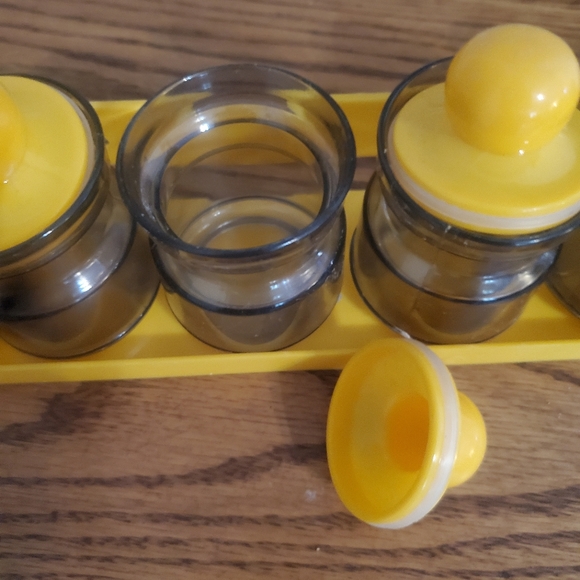 Vintage Yellow Spice Rack with 5 Plastic Canisters - Picture 3 of 4